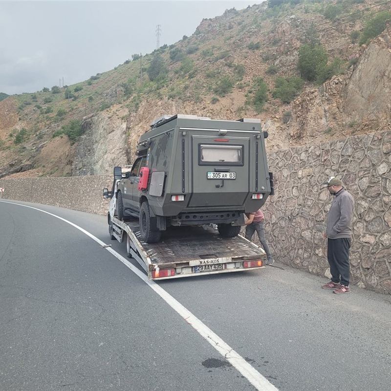 Dağ yolunda arazi aracı taşıyan çekici