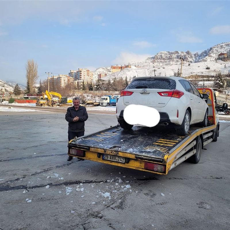 Kış günü otomobil yükleme